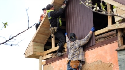 Voluntarii străini care ajută la reconstrucția Ucrainei