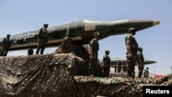 Rebelët Huthi në Jemen duke prezantuar një raketë balistike.
