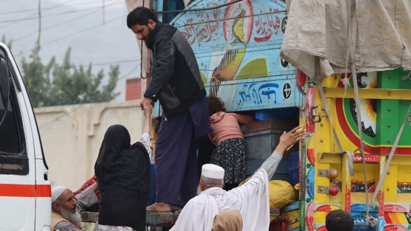 Пакистан Ооганстандан келген мыйзамсыз мигранттарды күчтөп чыгарууда