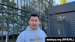 Журналист Лукпан Ахмедьяров у здания полиции