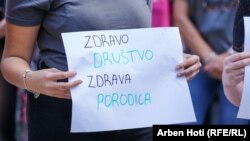 "Shoqëri e shëndosh, familje e shëndosh", është mesazhi që mbante një protestuese në Graçanicë.