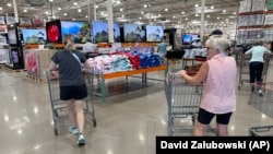 Kupci u robnoj kući Costco, Tornton, 4. avgust 2023. Snažna potrošnja građana je pomogla rastu američke privrede.