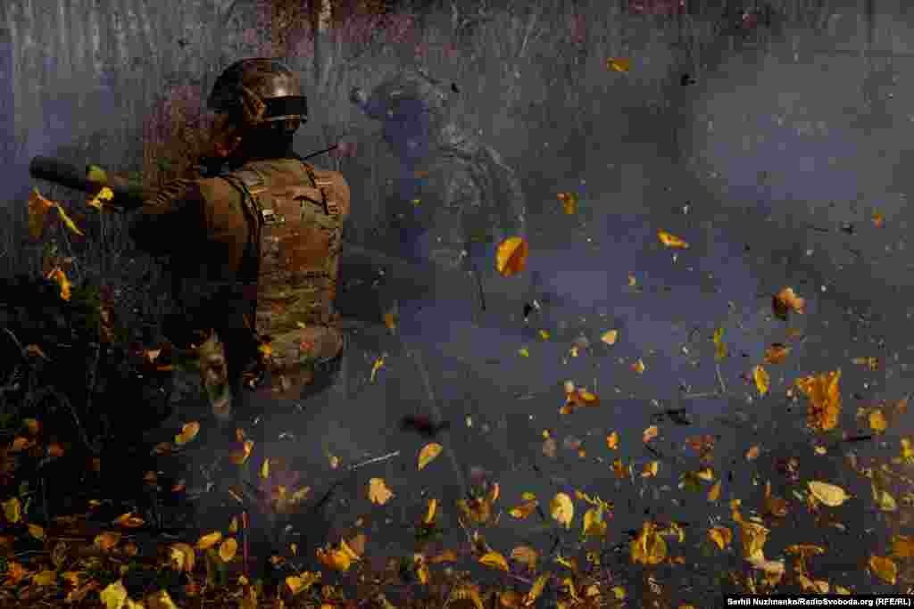 Постріл гранатомета підіймає в повітря жовте осіннє листя