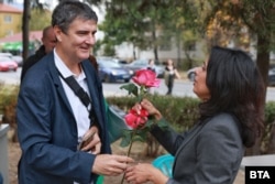 Председателят Градския съвет на Българския антифашистки съюз Борис Цветков подава цвете на Григорова.