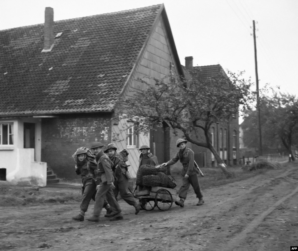 Ushtarët britanikë gjatë një stërvitjeje të NATO-s brenda territorit të Gjermanisë të kontrolluar nga Britania e Madhe në shtator 1951. Mes tensioneve në rritje me Bashkimin Sovjetik të Stalinit (BRSS), nënshkruesit e NATO-s deklaruan se një sulm ndaj një vendi anëtar, do të konsiderohej si sulm ndaj të gjithëve. Kjo dispozitë u përfshi në një seksion kyç të Traktatit të NATO-s i njohur si&nbsp;Neni 5. &nbsp;