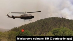 Helikopteri Oružanih snaga BiH angažovani na gašenju požara u Zavidovićima i Kladnju. august 2024