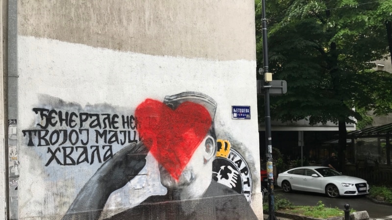 Qytetarët mbulojnë muralin e Mlladiqit me zemër