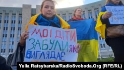 У багатьох містах України у неділю, 12 листопада, відбулись акції на підтримку демобілізації військових – на фото дружини військовослужбовців ЗСУ на пікеті у Дніпрі