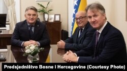 Slijeva nadesno: Komšić, Pič i britanski ambasador u BiH Džulijan Rajli, tokom sastanka u Sarajevu, 28. novembar 2023.