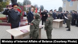 Дзеці з патрыятычнага клюбу салютуюць міністру ўнутраных справаў Івану Кубракову. Архіўнае фота