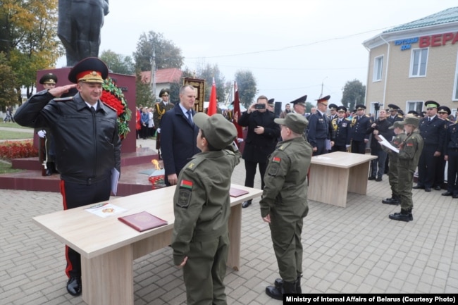 Дзеці з патрыятычнага клюбу вітаюць міністра ўнутраных справаў Беларусі Івана Кубракова