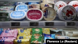 Mlečni proizvodi na rafu u supermarketu u Pekingu, 13. jun 2024.