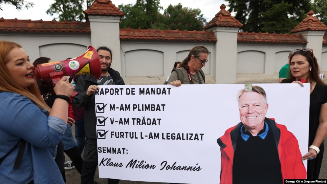 Flash mob al Organizației „Corupția Ucide” la Palatul Cotroceni împotriva legii care îi scapă pe marii evazioniști de închisoare, dacă achită prejudiciul.