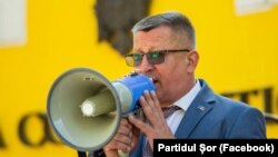 Pavel Verejanu, la protestul din fața Curții Constituționale, în timp ce judecătorii verifică legalitatea interzicerii membrilor Partidului „Șor” de a participa la alegeri, 19 septembrie, 2023