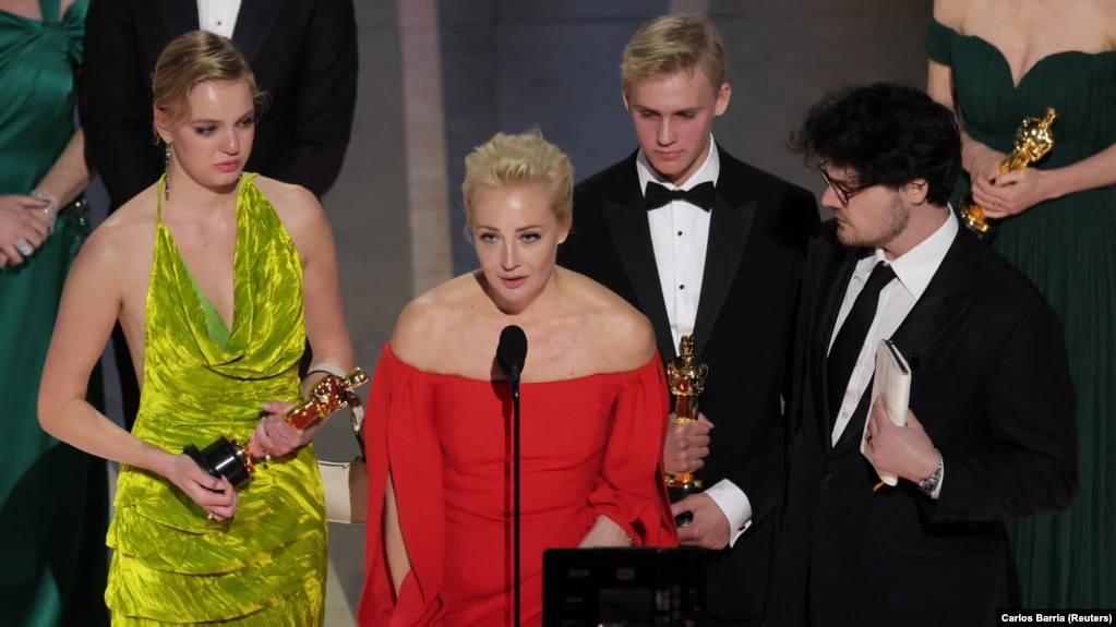 Yulia Navalnya phát biểu bên cạnh con gái Daria và đạo diễn Daniel Roher (phải) tại lễ trao giải Oscar ngày 12/3.