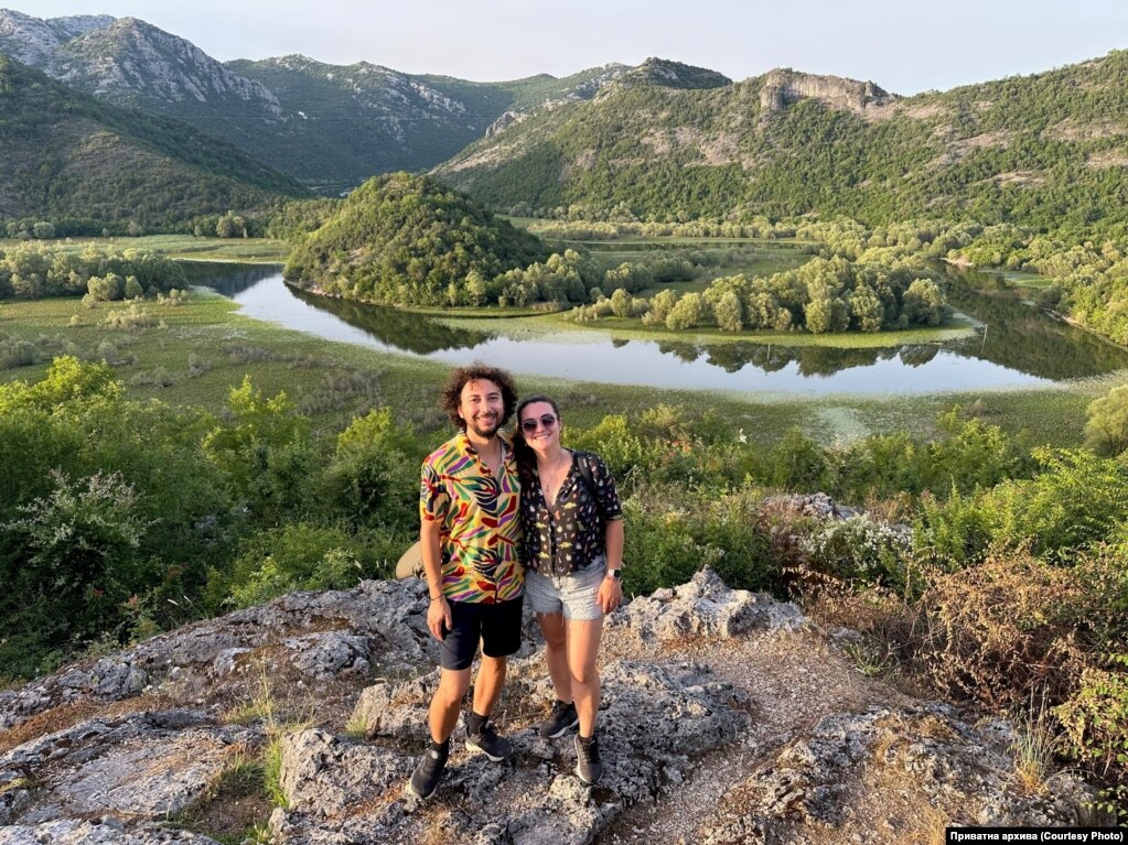 Pranë Liqenit të Shkodrës, në Mal të Zi.