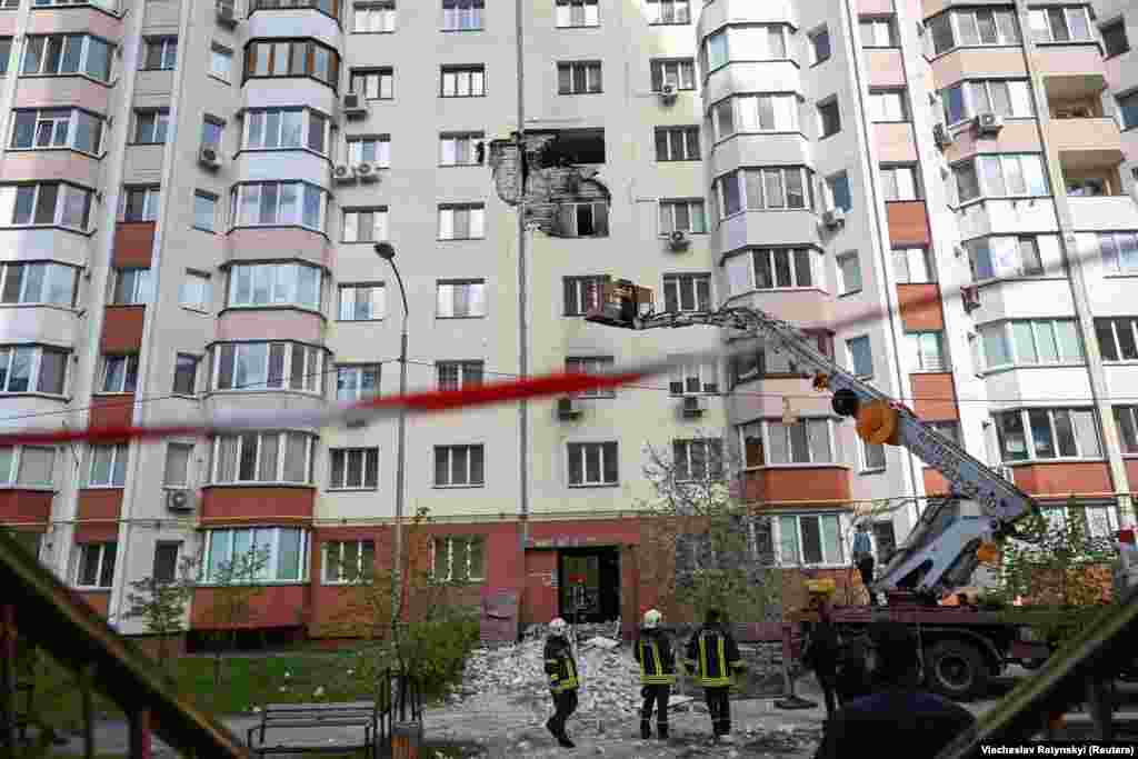 Іншим місцем обстрілу російських ракет стало місто Українка, що за 40 кілометрів на південь від Києва, де постраждав житловий будинок