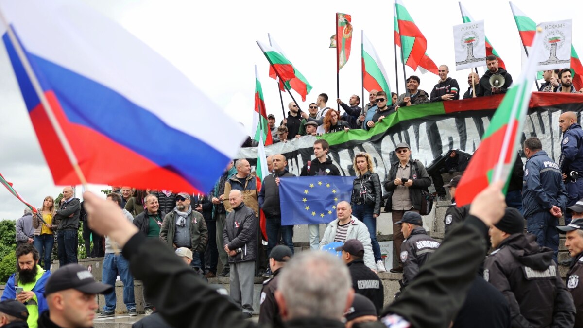 За тях датата е същата, но денят е различен. Едните