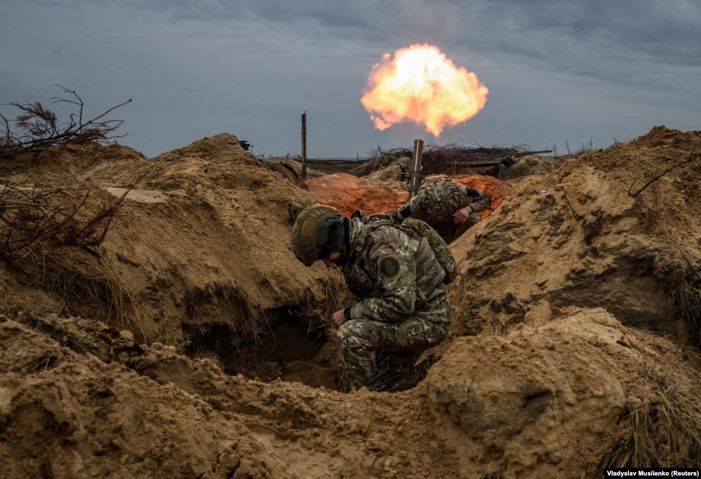 Ushtarët ukrainas duke qëlluar me mortaja gjatë një stërvitjeje në rajonin e Kievit.