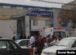 Ambulanță sosită la porțile universității Al-Zahra University din Tabriz, Iran pentru a transporta studentele bolnave.