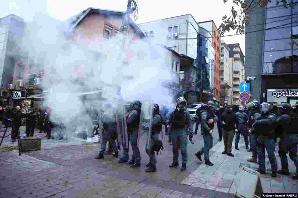 Duke folur para se protesta të përshkallëzonte, kryetari i PSD-së, Dardan Molliqaj, tha se u mblodhën përballë hotelit për ta kundërshtuar vizitën e Trendafilovës në Kosovë.