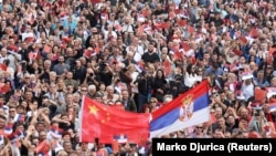  Хиляди хора се събраха да посрещнат Си в центъра на Белград. Според телевизия N1 част от тях са били докарани с рейсове. 