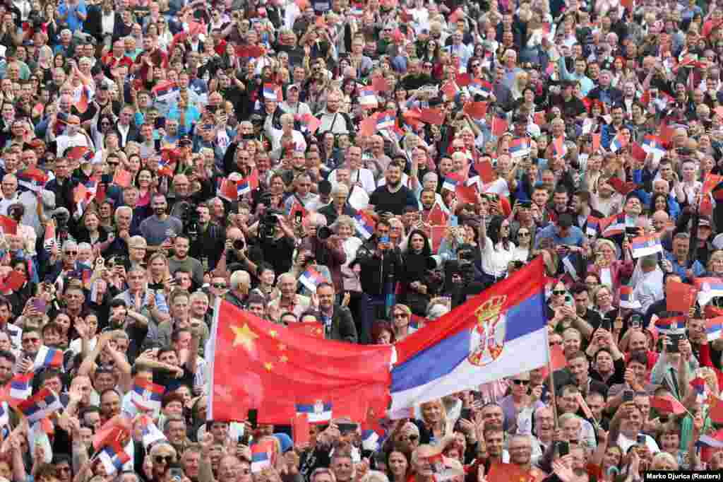Ispred Palate Srbija, gde su toku sastanci Sija i Vučića, kineskog predsednika dočekalo je više hiljada građana.