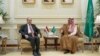 Saudijski i sirijski ministri vanjskih poslova princ Fajsal bin Farhan bin Abdullah (desno) i Fajsal Mekdad u Džedi, Saudijska Arabija, 12. aprila 2023.