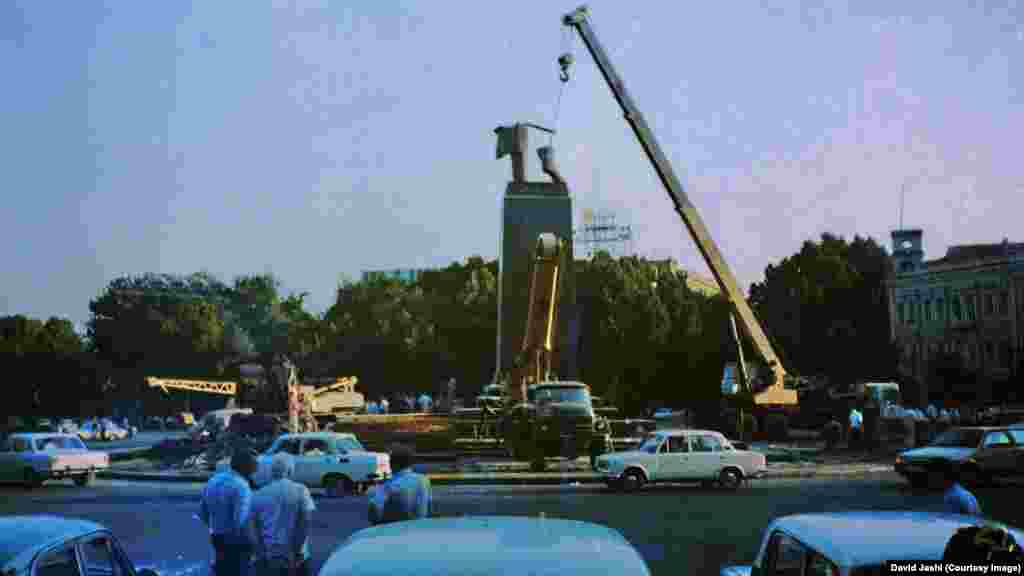 Площадь Ленина переименовали в Площадь Свободы в 1991 году. Сейчас на этом месте&nbsp;&ndash; памятник Святому Георгию, спроектированный Зурабом Церетели.