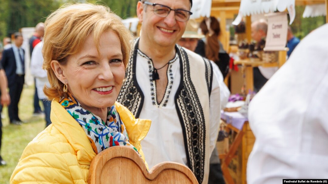 Majestatea Sa Margareta, Custodele Coroanei, în timpul turului producătorilor și meșteșugarilor locali, prezenți în festivalul Suflet de România, pe Domeniul Regal de la Săvârșin.
