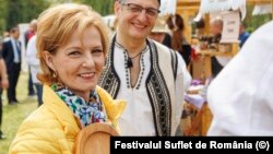 Majestatea Sa Margareta, Custodele Coroanei, în timpul turului producătorilor și meșteșugarilor locali, prezenți în festivalul Suflet de România, pe Domeniul Regal de la Săvârșin.