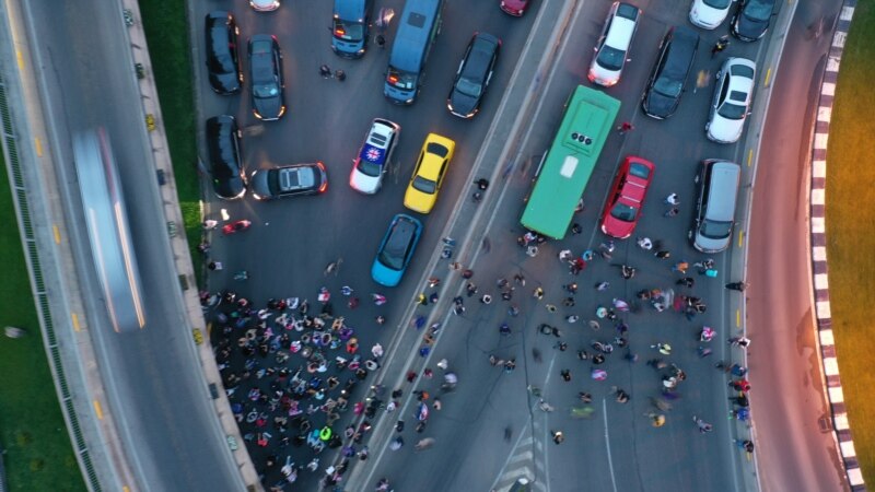 Демонстранты перекрыли автомобильное движение в центре Тбилиси
