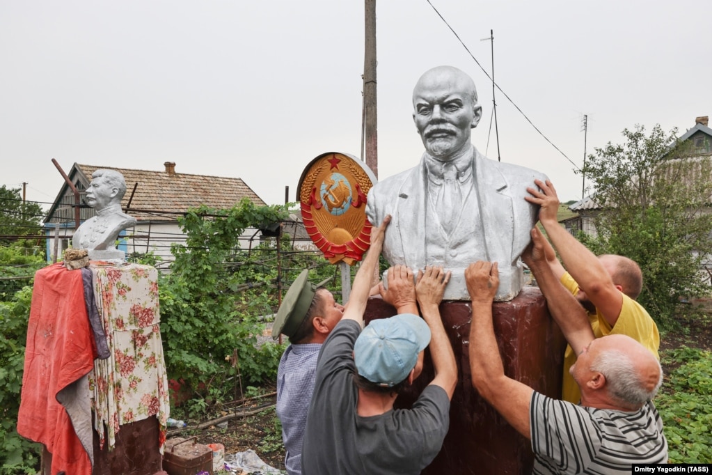 L'inaugurazione di un busto di Vladimir Lenin nella regione di Donetsk occupata dai russi, l'8 luglio 2023.