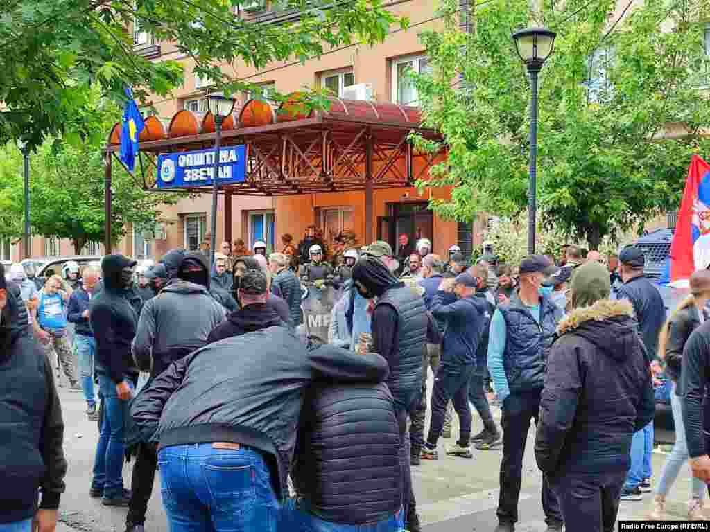 Në mesin e protestuesve janë parë njerëz me maska në fytyrë.