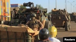 Konvoj francuskih trupa sa sedištem u Nigeru prolazi ulicama Niameja dok se spremaju da napuste ovu afričku državu, 22. oktobra 2023.