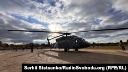 Американский вертолет UH-60 Black Hawk, который инициатива Dárek pro Putina (Подарок для Путина) хочет подарить ВСУ. Прага, 17 ноября 2023 года