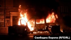 Автомобилът на МВР беше подпален по време на протеста пред Националния стадион "Васил Левски"
