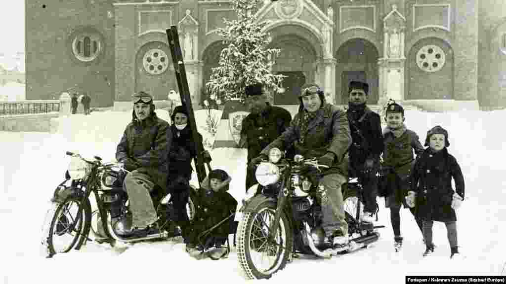 Csoportkép kéményseprőkkel 1939-ből a szegedi Dóm térről. Háttérben a Fogadalmi templom