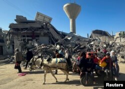 Raseljeni Palestinci se vraćaju svojim kućama usred privremenog primirja između Hamasa i Izraela, u Khan Younisu, u južnom pojasu Gaze 24. novembra 2023.