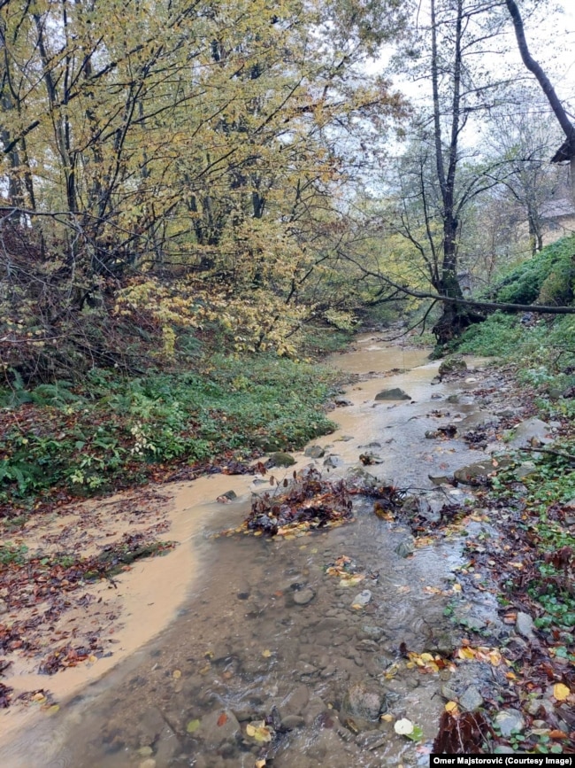 Rijeka Bistrica dijeli kamenolom od prvih kuća. Zamućenje rijeke uzrokovano dosadašnjim intervencijama na terenu gdje je planiran kamenolom, 28. februar 2024