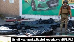 Після 17-ї години 9 серпня стало відомо про 14-тьох загиблих. Серед них дитина. На фото пакети з тілами загиблих внаслідок російського ракетного удару по супермаркету. Костянтинівка, Донеччина