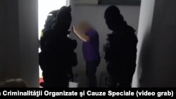 Agenti moldavske službe za borbu protiv organizovanog kriminala privode osumnjilčenog za izdaju i zaveru.