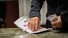 În R. Moldova, salariul mediu lunar pe economie este de 16.100 de lei, iar cel minim - de 5.500 de lei. Pensia medie este de 4.407 lei, iar cea minimă - 3.055 de lei.