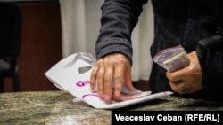 În R. Moldova, salariul mediu lunar pe economie este de 16.100 de lei, iar cel minim - de 5.500 de lei. Pensia medie este de 4.407 lei, iar cea minimă - 3.055 de lei.