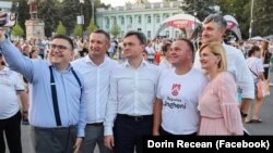 Fotografie postată de premierul Dorin Recean pe data de 16 noiembrie. În descrierea acesteia, premierul îndeamnă locuitorii municipiului Ungheni să-l voteze în turul doi pe candidatul PAS, Dionisie Ternovschi.