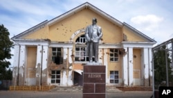 A battle-damaged monument to Vladimir Lenin on the central square in Sudzha, Kursk region, Russia, on August 16. The monument has since been removed. 