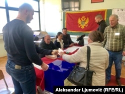 Qytetarët duke votuar në Tuz të Malit të Zi. 5 mars 2023.