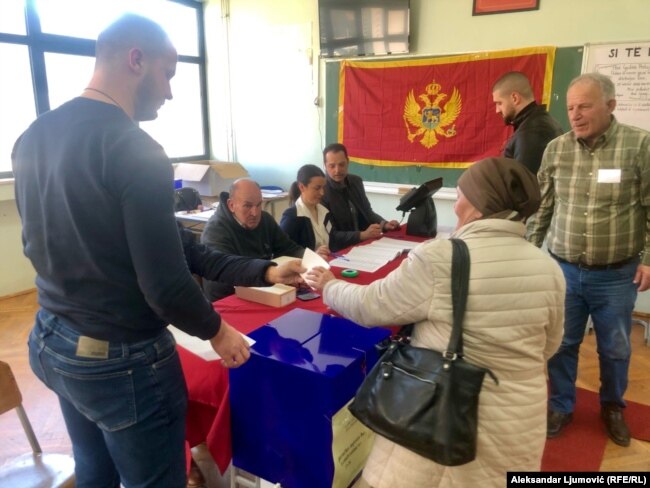 Qytetarët duke votuar në Tuz të Malit të Zi. 5 mars 2023.