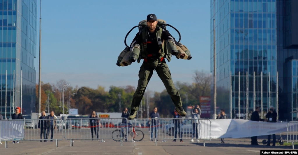 Një burrë fluturon me një kostum të posaçëm gjatë një fluturimi demonstrues në ekspozitën ndërkombëtare digjitale GoTech World 2023 në kryeqytetin rumun, Bukuresht. 