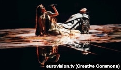 Співачки Jerry Heil (ліворуч) і alyona alyona , які представлять Україну на «Євробаченні-2024», під час другої репетиції свого номеру. Мальме, Швеція
